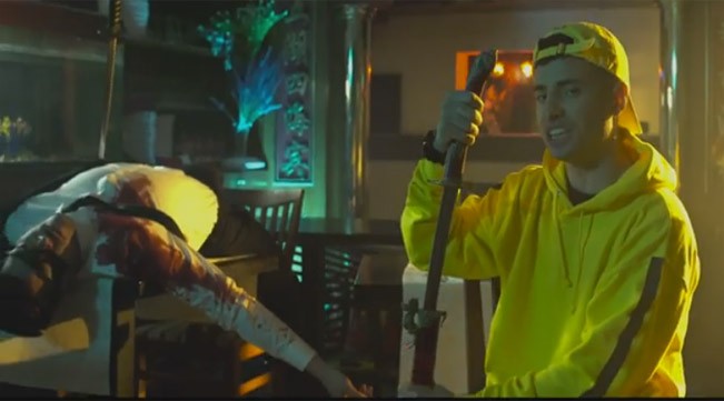 Mostro, Strike: testo e video