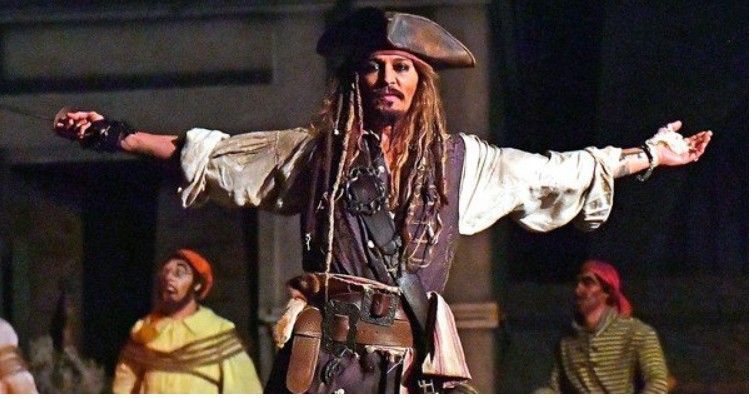 Pirati dei Caraibi 5: Johnny Depp fa una sorpresa ai visitatori di Disneyland (video)