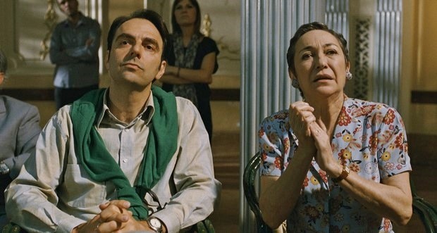 Due uomini, quattro donne e una mucca depressa – trailer italiano, foto e poster del film con Neri Marcoré e Serena Grandi