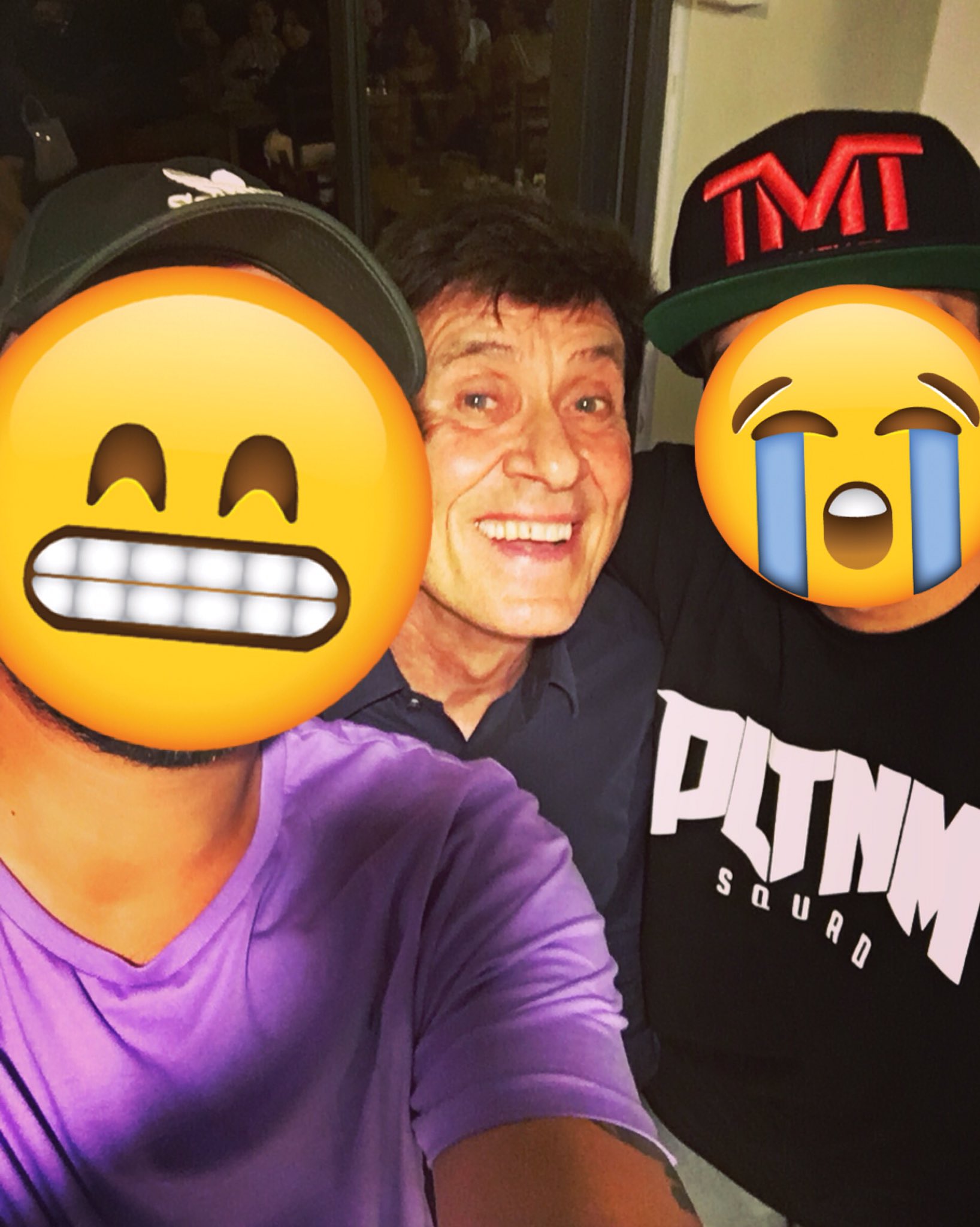 Radio Italia Live, Gianni Morandi cade dal palco (video)