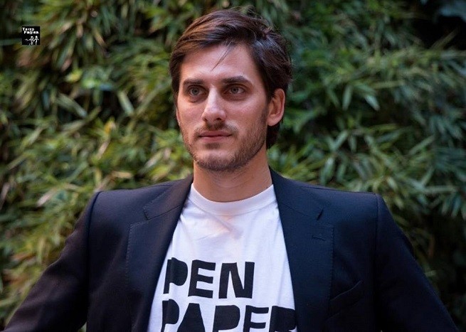 Luca Marinelli nei panni di Fabrizio De André per il biopic “Principe Libero”