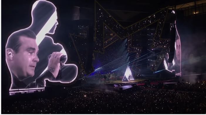 Robbie Williams piange in concerto a Manchester mentre canta Angels [video]