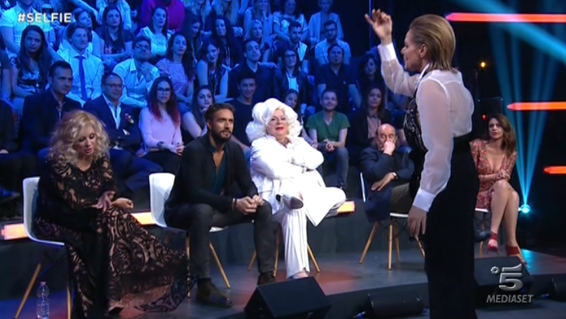 Selfie, Simona Ventura mette in riga Tina: “Non ti sta bene qualcuno? Io sento tutti!”