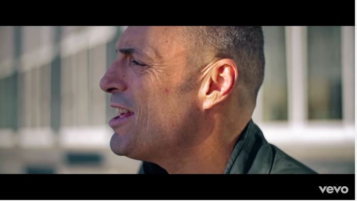 Alex Britti – Stringimi forte amore: testo e video ufficiale