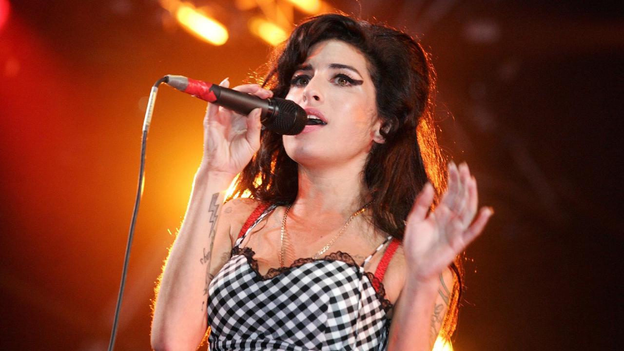 Amy Winehouse, docu-film e speciali tv a sei anni dalla morte