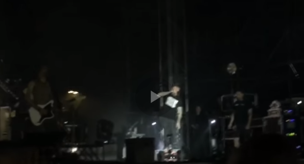 J-Ax cade durante il concerto (video): “Fanculo le overboard”