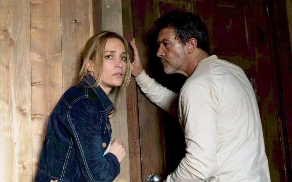 Black Butterfly: foto e locandina italiana del thriller con Antonio Banderas