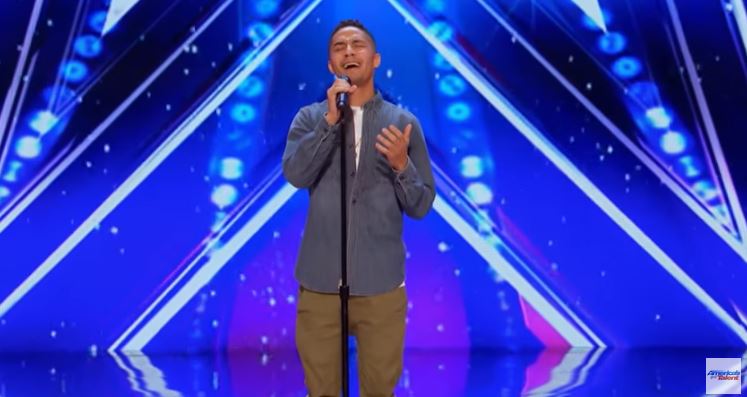 America’s Got Talent rende omaggio a un concorrente cantante, mandando in onda l’esibizione, poche settimane dopo la sua morte [video]