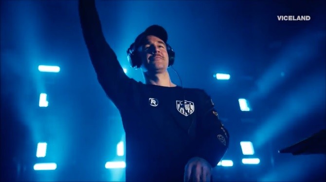 Serie Tv, James Van Der Beek DJ in What Would Diplo Do? (video) Teaser di Absentia, Episodes e Teen Wolf