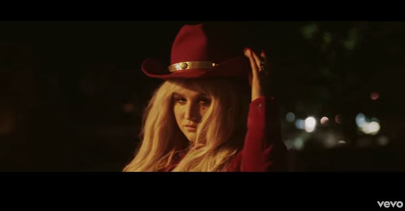 Kesha feat The Dap-Kings Horns, Woman: testo, traduzione e video ufficiale
