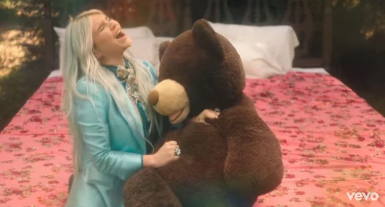 Kesha – Learn To Let Go: testo, traduzione e video ufficiale