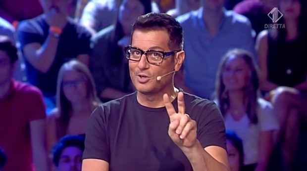 Enrico Papi sbarca su Tv 8, iniziate le registrazioni di un nuovo programma