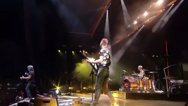 Brian Johnson sul palco con i Muse per Back In Black [video]