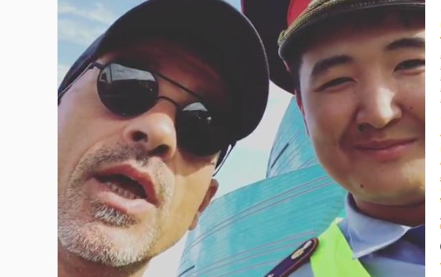 Eros Ramazzotti, duetto con poliziotto, durante un controllo, sotto le note di “Più che puoi” [video]