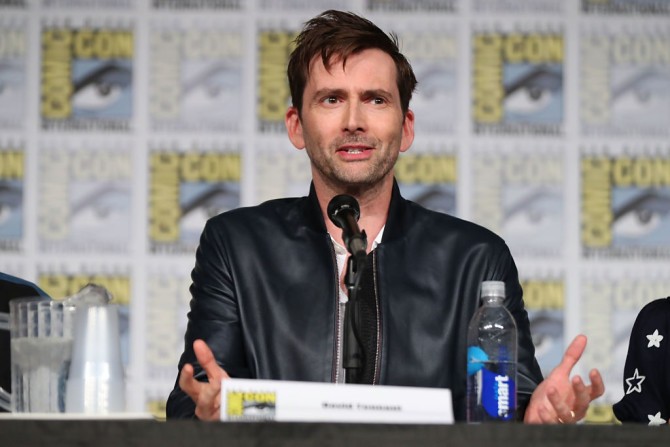 Serie Tv, David Tennant e Michael Sheen in Good Omens di Amazon. Michael Douglas in una comedy Netflix di Chuck Lorre