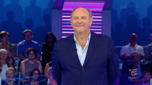 Caduta libera, botole su misura per un Gerry Scotti sempre più vicino al talk-quiz