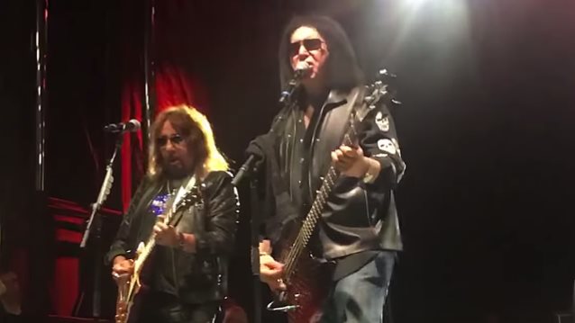 Gene Simmons e Ace Frehley sul palco insieme dopo sedici anni [video]