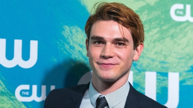 Riverdale, il protagonista, K.J. Apa, vittima di un incidente stradale dopo 14 ore sul set