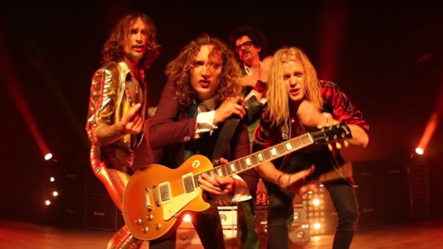 The Darkness, Solid Gold: testo, traduzione e video