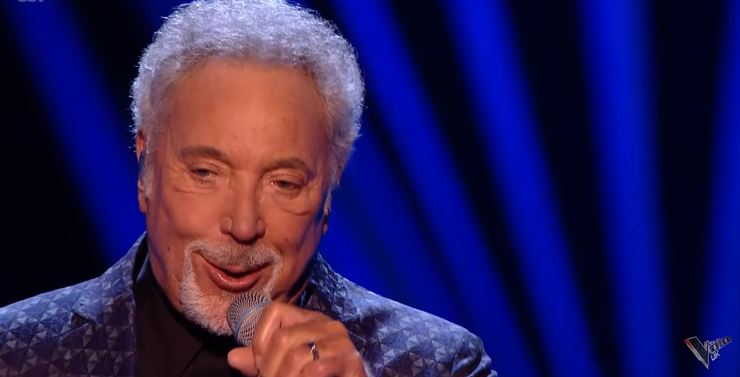 Tom Jones, tour rinviato per problemi di salute