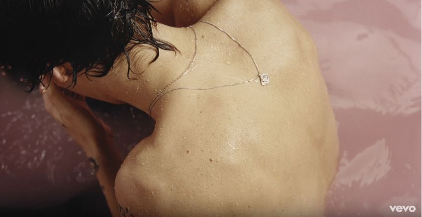 Harry Styles – Two Ghosts è il nuovo singolo [Testo, traduzione e video live in studio]
