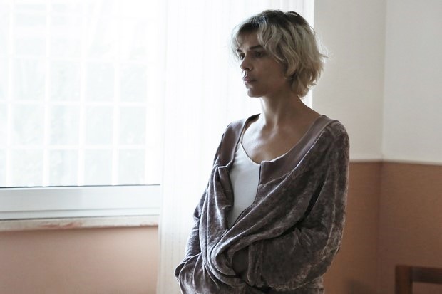 Una Famiglia: nuove clip del film con Micaela Ramazzotti