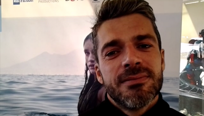 Luca Argentero a Blogo: “Sirene mi fa uscire dalla comfort zone alla soglia dei 40 anni” (VIDEO)