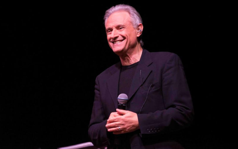 Amedeo Minghi a Blogo: “Tv spreca i talenti. Sanremo 2018? Baglioni ha tolto gara e allungato durata canzoni, bravo”