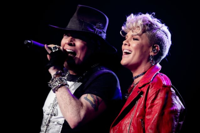 Guns N’Roses: Pink sul palco per “Patience” [video]
