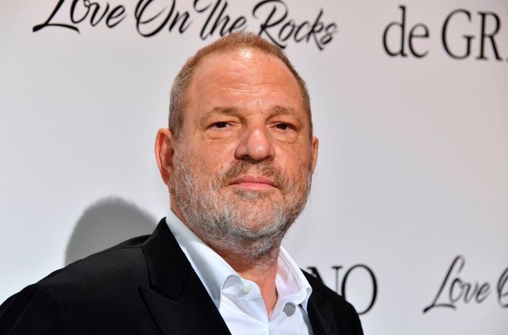 Harvey Weinstein espulso dagli Oscar, Emmanuel Macron gli toglie la Legione d’Onore