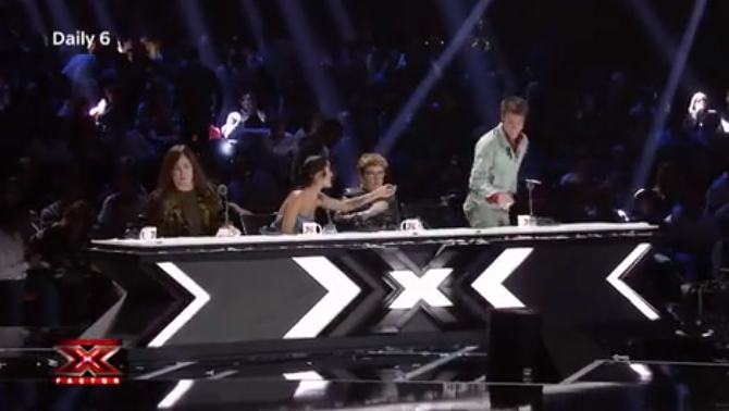 X Factor 11, Levante a Fedez durante la pubblicità: “Sei un bambino” (video)