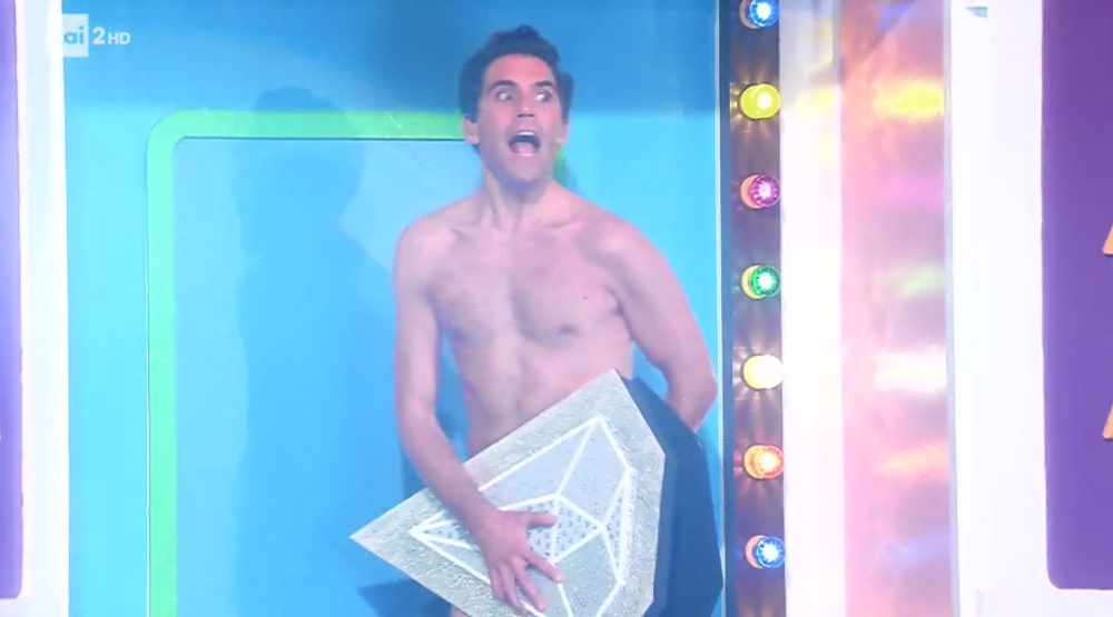 Stasera Casa Mika, un luna park visionario coi superpoteri del budget. Litti in comodato d’uso, più feeling con la Pavone