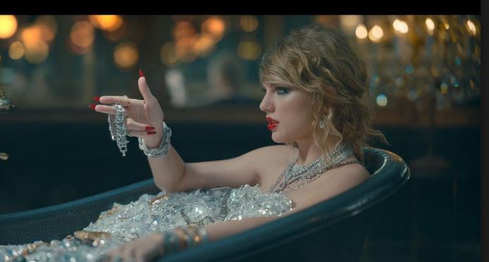Taylor Swift citata in giudizio dal parco di divertimenti “Evermore”? E la cantante fa causa per l’utilizzo delle sue canzoni