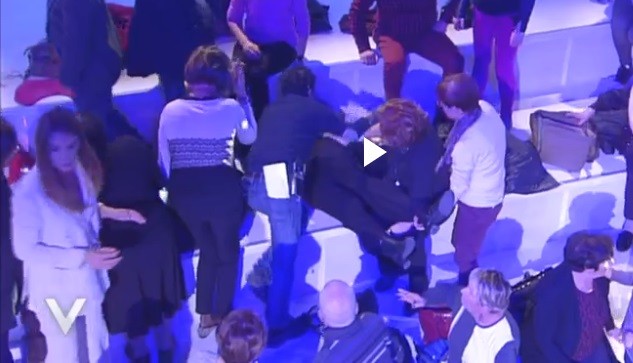 Verissimo, una signora del pubblico sviene e la Toffanin manda la pubblicità come se fosse in diretta (VIDEO)
