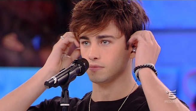 Riki stona ad Amici 17: “Può capitare, avete rotto i cogli0ni, voi parlate, noi festeggiamo quinto platino”