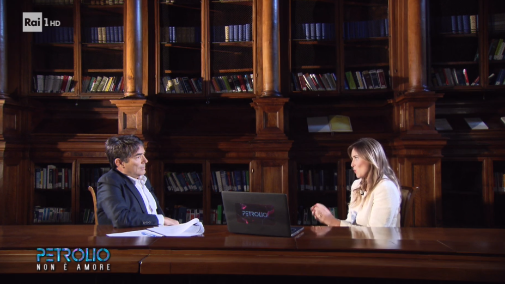 Petrolio, Maurizio Gasparri contro l’intervista di Giammaria alla Boschi: “Portavoce del governo, vergognoso”