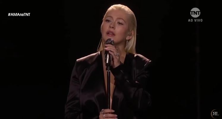 Ama 2017, Christina Aguilera omaggia Whitney Houston [video]