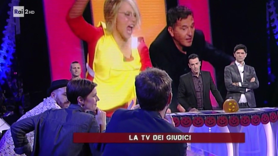 Sbandati, attacco a Maria De Filippi: “Tu si que vales festa di paese”