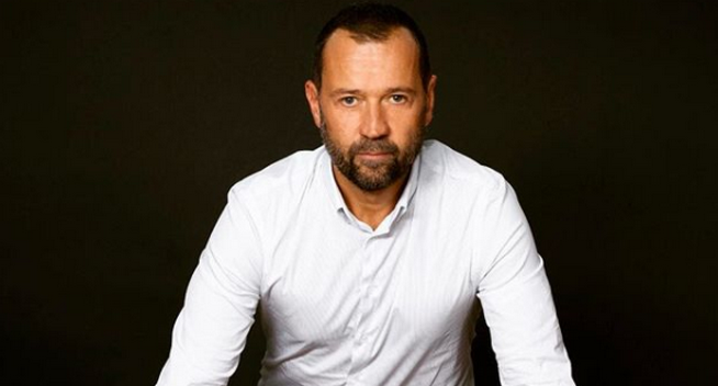 Fabio Volo si propone a Maria De Filippi: “Se mi vuoi ci sono, ad Amici andrei subito”