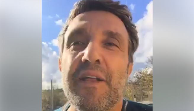 Flavio Insinna replica su Facebook: “Mai detto ‘pezzente’. Manco di sensibilità? Sono in buona compagnia”
