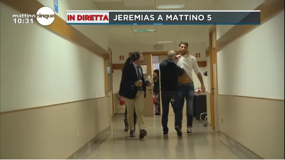 Mattino 5: Jeremias Rodriguez non si sveglia e arriva in ritardo (video)