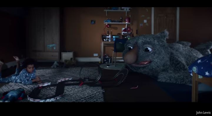 Natale 2017, lo spot di John Lewis con la cover di Golden Slumbers #MozTheMonster