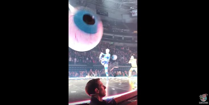 Katy Perry, per errore una palla gonfiabile finisce in faccia ad una fan che riprendeva [video]