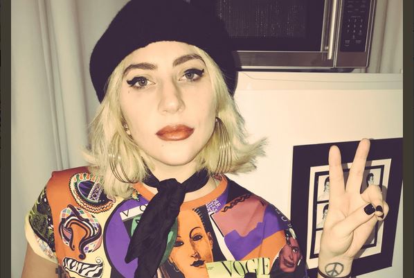 Lady Gaga ferma il concerto per una fan che sanguina in mezzo al pubblico