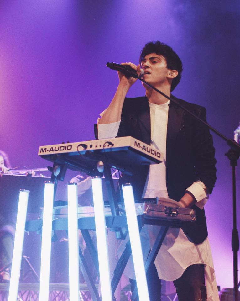 Michele Bravi incanta anche con i nuovi inediti: Milano, Presi Male e Il Sole Contro