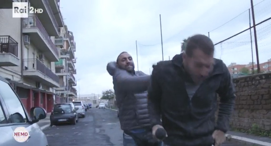Nemo, troupe tv aggredita a Ostia: inviati feriti, indagato Roberto Spada (Video)