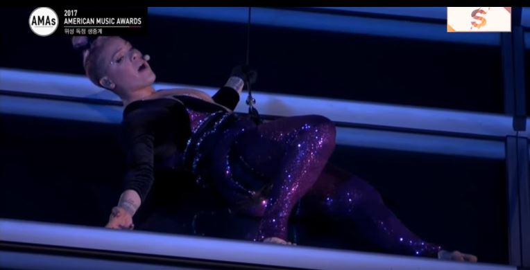 American Music Awards 2017, Pink canta Beautiful Trauma appesa a un grattacielo [video]