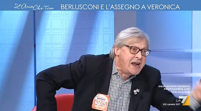 L’Aria che tira, Vittorio Sgarbi contro Vauro: “Imbecille, testa di caxxo, idiota, c*glione” (VIDEO)