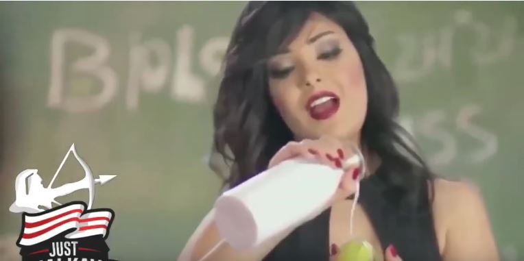 Shyma, la cantante pop egiziana arrestata 4 giorni: look audace e una banana come accusa di corruzione della morale pubblica