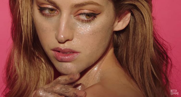 Betta Lemme, Bambola: testo, traduzione e video ufficiale